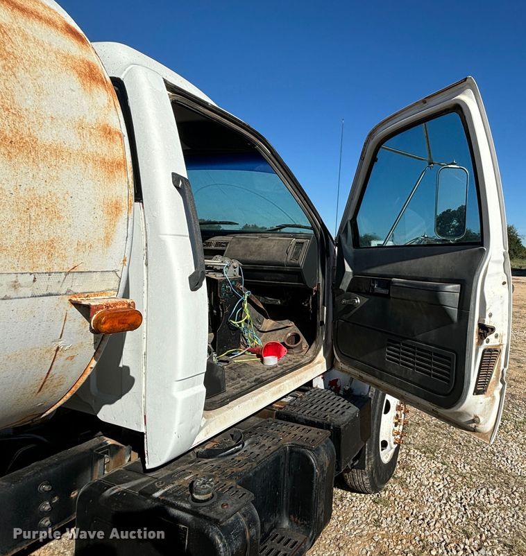 image for item DS2534 1998 GMC C7500 water truck