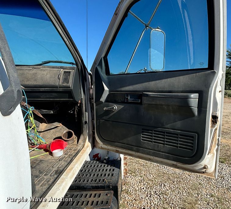 image for item DS2534 1998 GMC C7500 water truck