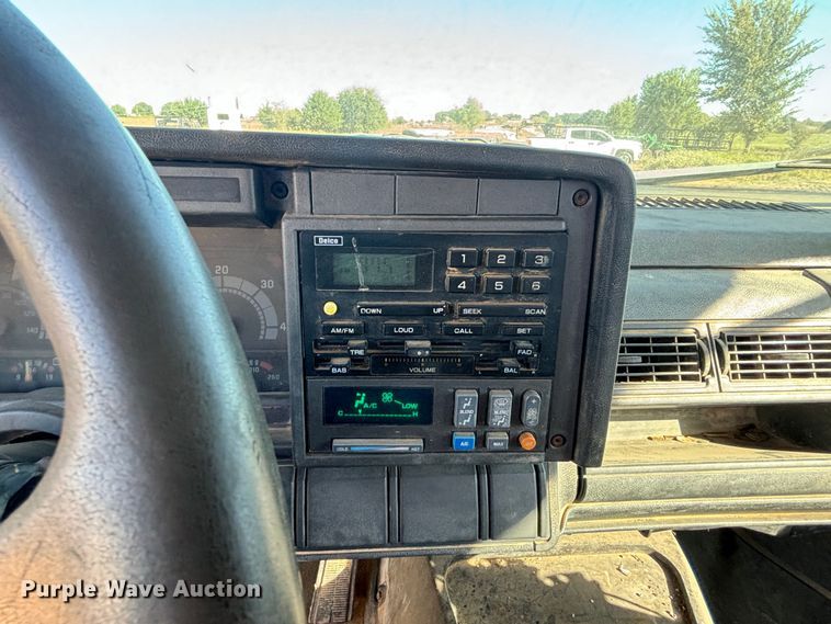 image for item DS2534 1998 GMC C7500 water truck