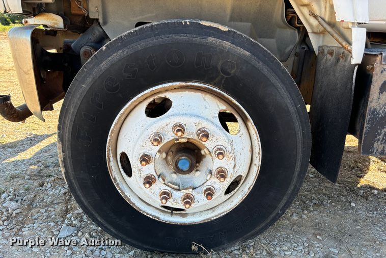 image for item DS2534 1998 GMC C7500 water truck