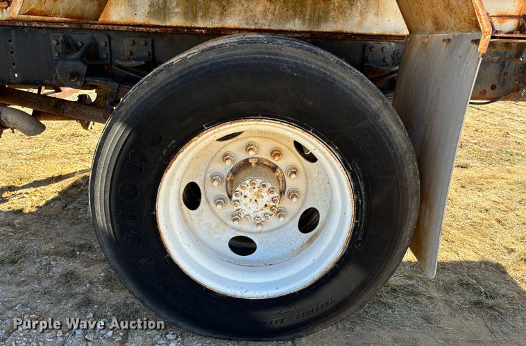 image for item DS2534 1998 GMC C7500 water truck