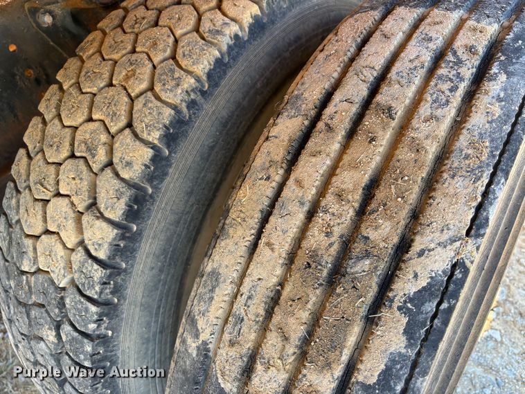 image for item DS2534 1998 GMC C7500 water truck