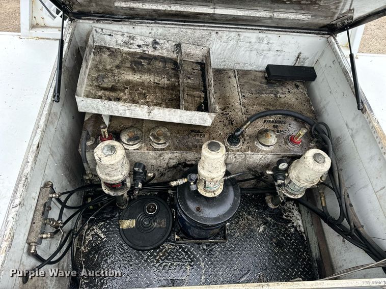 image for item DT2000 2007 Ford  F550 Super Duty XL utility / service truck