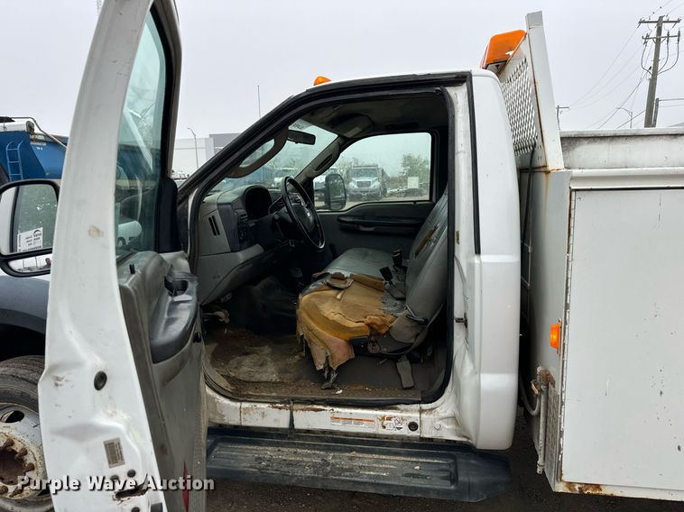 image for item DT2000 2007 Ford  F550 Super Duty XL utility / service truck