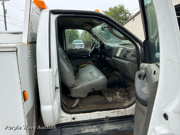 image for item DT2000 2007 Ford  F550 Super Duty XL utility / service truck