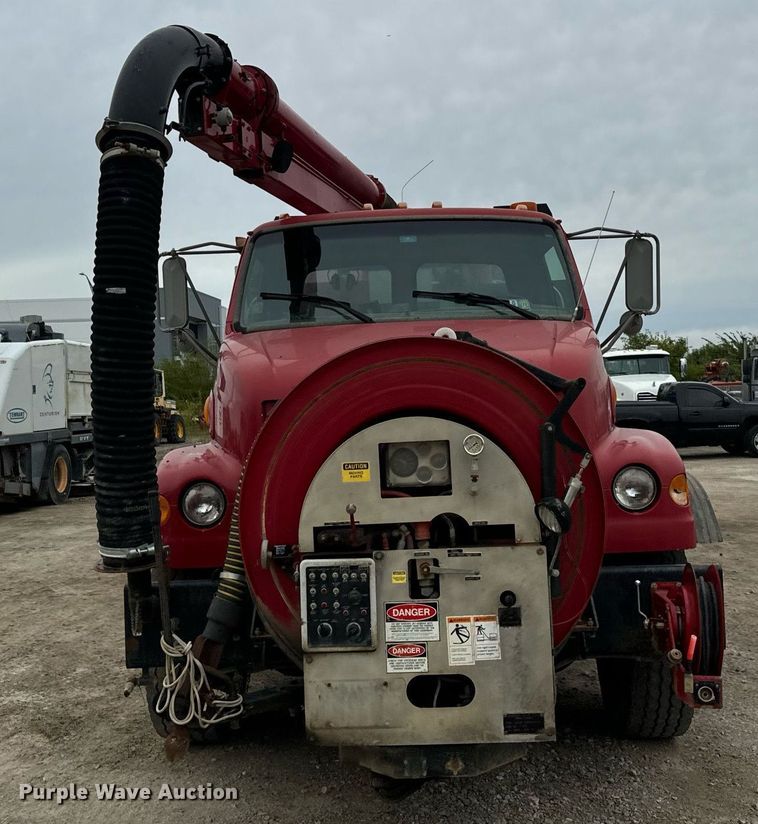 image for item DT2006 2002 Sterling  L-Line hydrovac truck