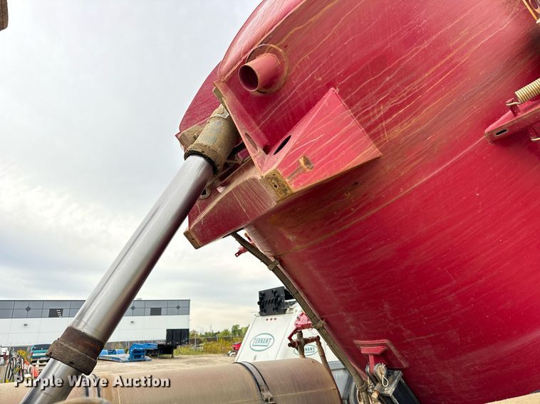 image for item DT2006 2002 Sterling  L-Line hydrovac truck