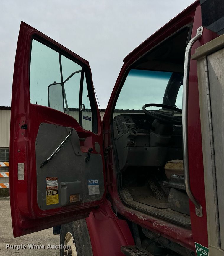 image for item DT2006 2002 Sterling  L-Line hydrovac truck