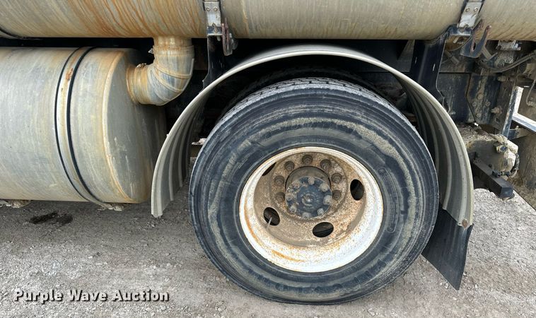 image for item DT2006 2002 Sterling  L-Line hydrovac truck