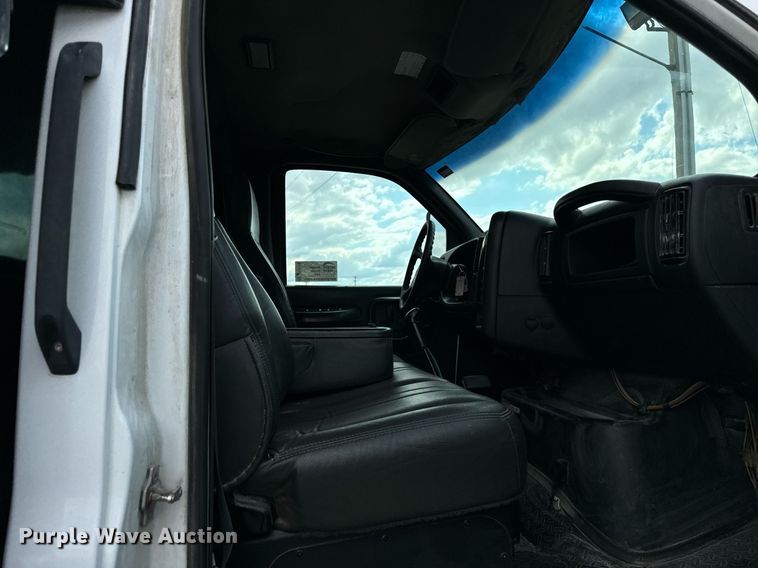 image for item DT2014 2004 GMC C8500 dump truck