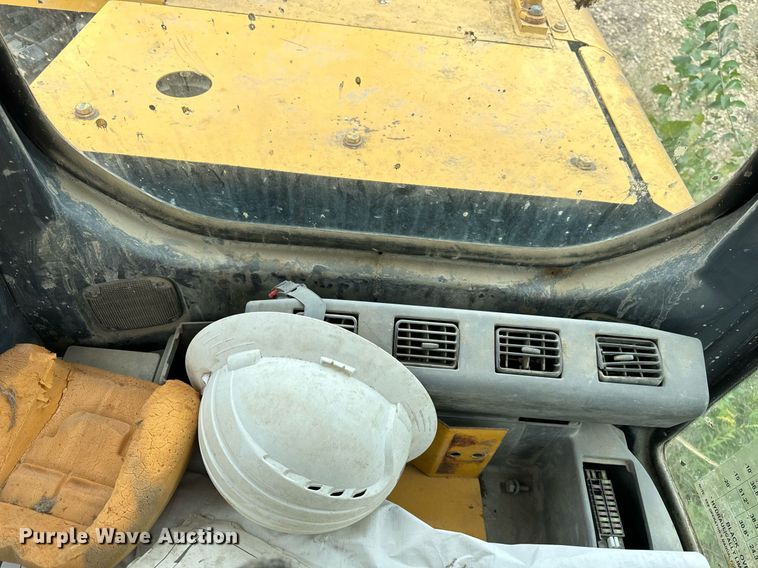 image for item DT2021 2004 John Deere  450C LC excavator