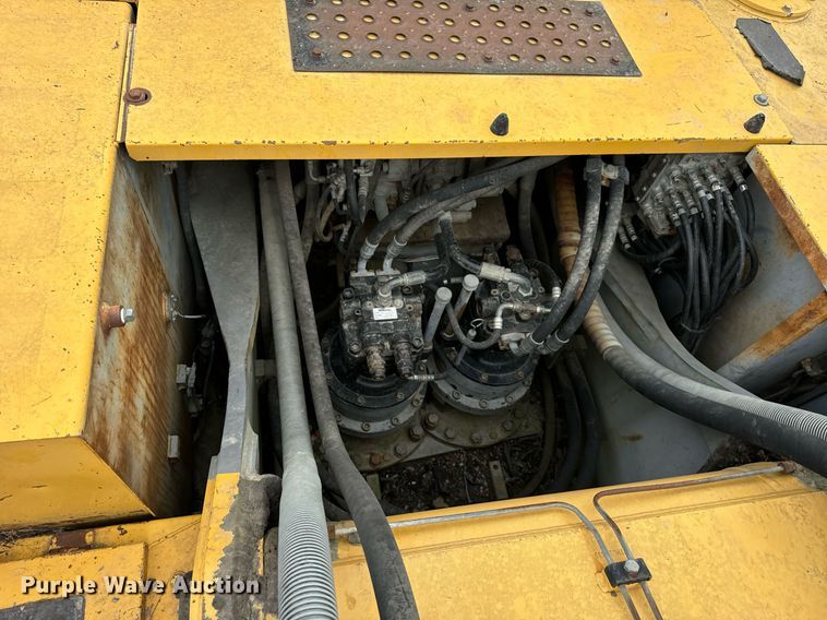 image for item DT2021 2004 John Deere  450C LC excavator