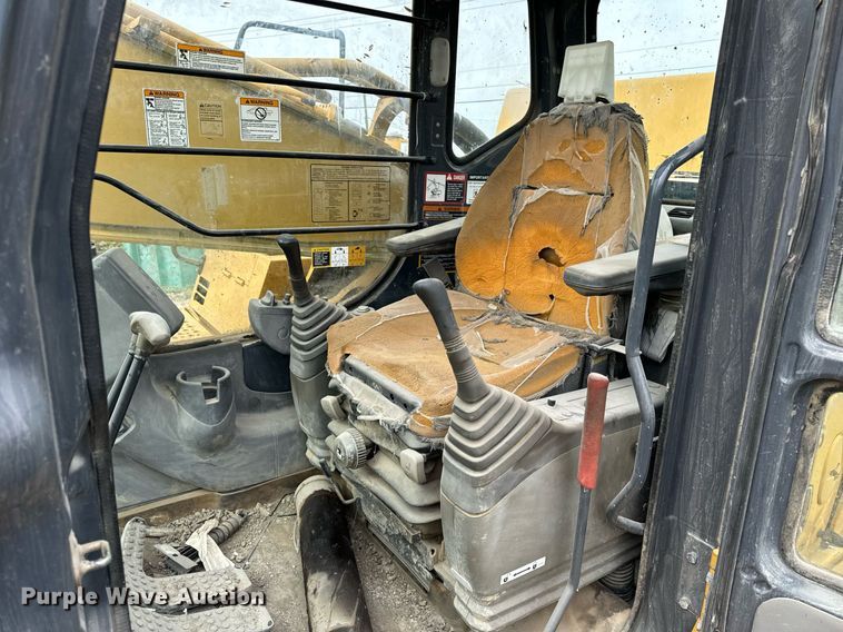 image for item DT2021 2004 John Deere  450C LC excavator