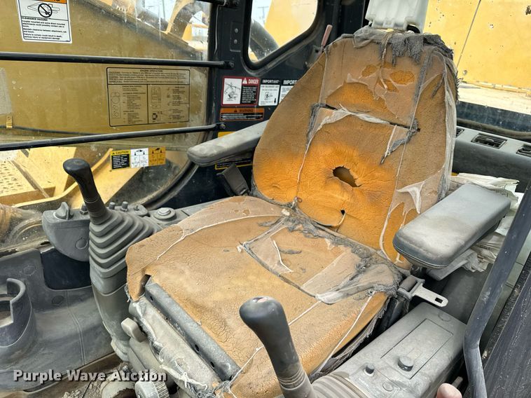 image for item DT2021 2004 John Deere  450C LC excavator