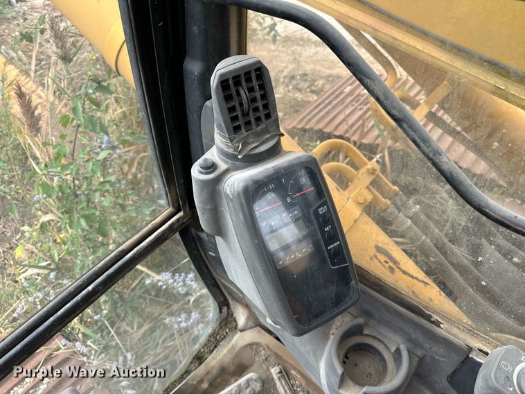 image for item DT2021 2004 John Deere  450C LC excavator