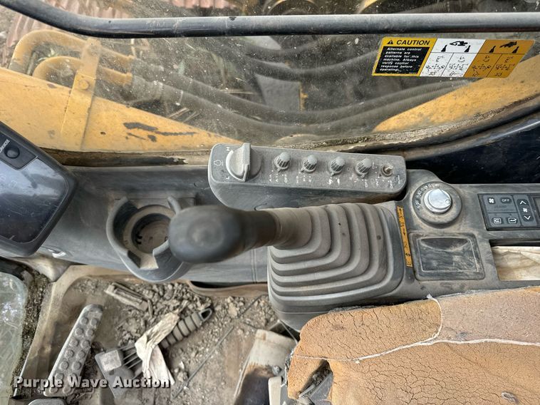 image for item DT2021 2004 John Deere  450C LC excavator