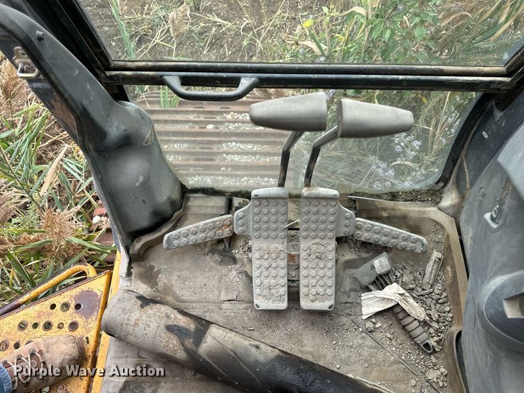 image for item DT2021 2004 John Deere  450C LC excavator