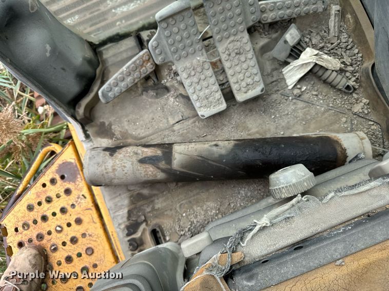 image for item DT2021 2004 John Deere  450C LC excavator