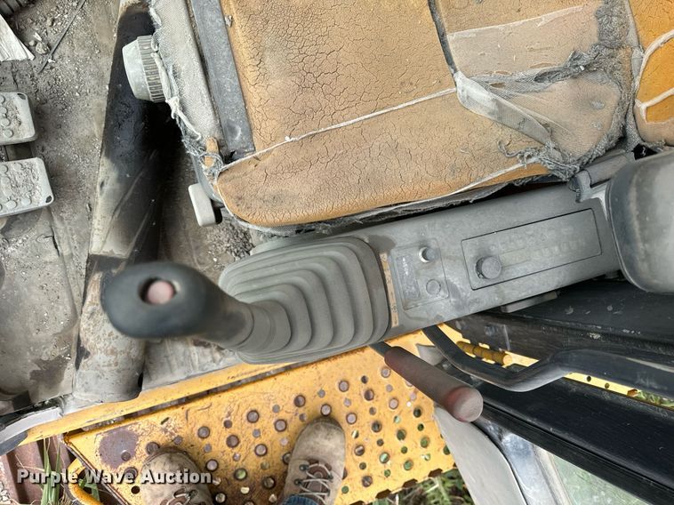 image for item DT2021 2004 John Deere  450C LC excavator