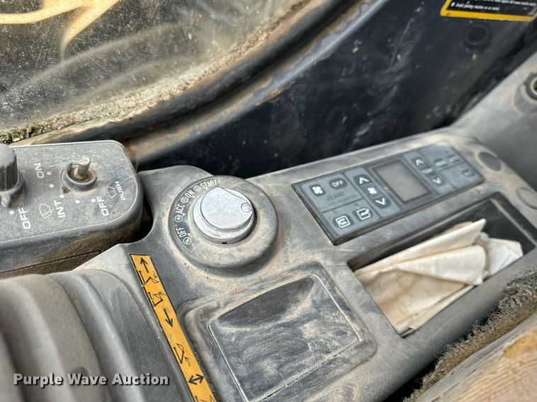 image for item DT2021 2004 John Deere  450C LC excavator
