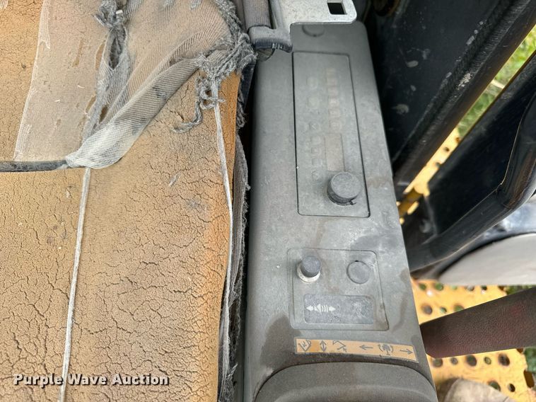 image for item DT2021 2004 John Deere  450C LC excavator