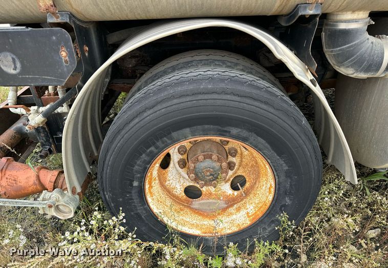 image for item DT2022 2004 Sterling  L-Line hydrovac truck