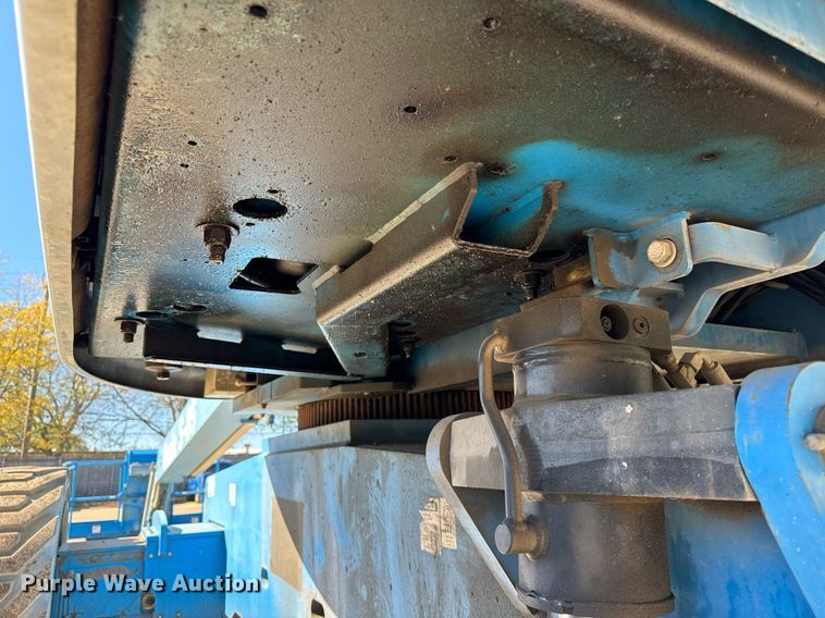 image for item DT2028 2004 Genie  S85 boom lift