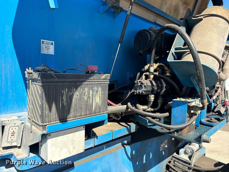 image for item DT2028 2004 Genie  S85 boom lift