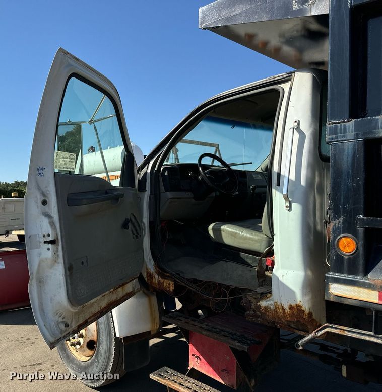 image for item DT2030 2000 Ford F750 SuperDuty XL dump truck