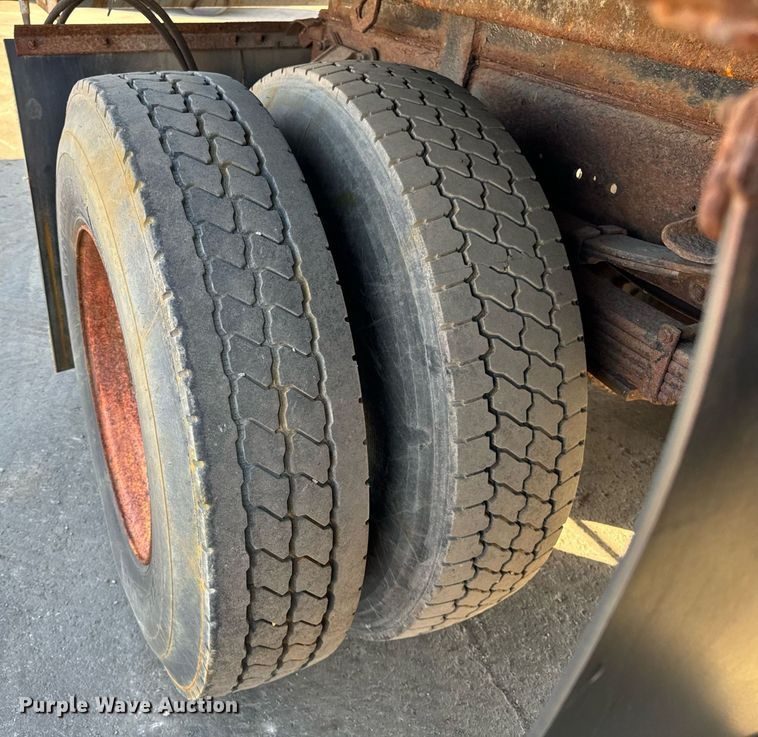 image for item DT2030 2000 Ford F750 SuperDuty XL dump truck