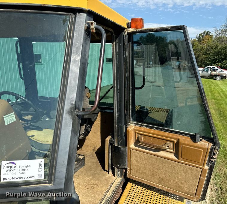 image for item DT2043 1994 Caterpillar  75C tractor