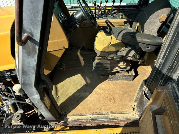 image for item DT2043 1994 Caterpillar  75C tractor