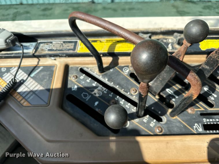 image for item DT2043 1994 Caterpillar  75C tractor