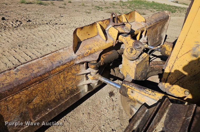 image for item DT7515 1995 John Deere 550G dozer