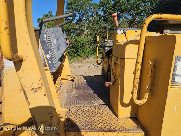 image for item DT7515 1995 John Deere 550G dozer