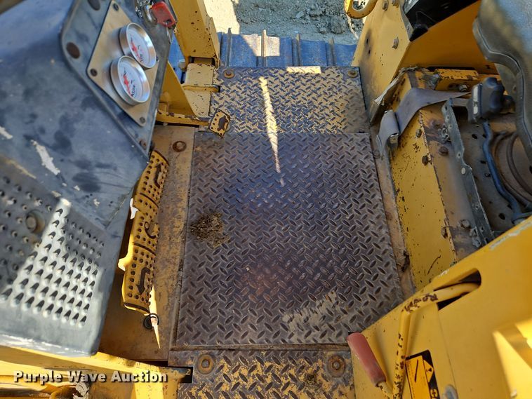 image for item DT7515 1995 John Deere 550G dozer