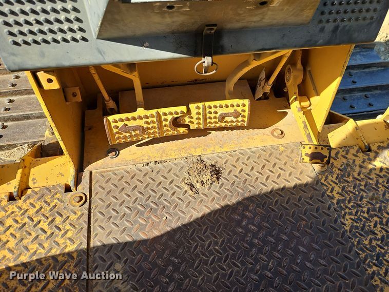 image for item DT7515 1995 John Deere 550G dozer