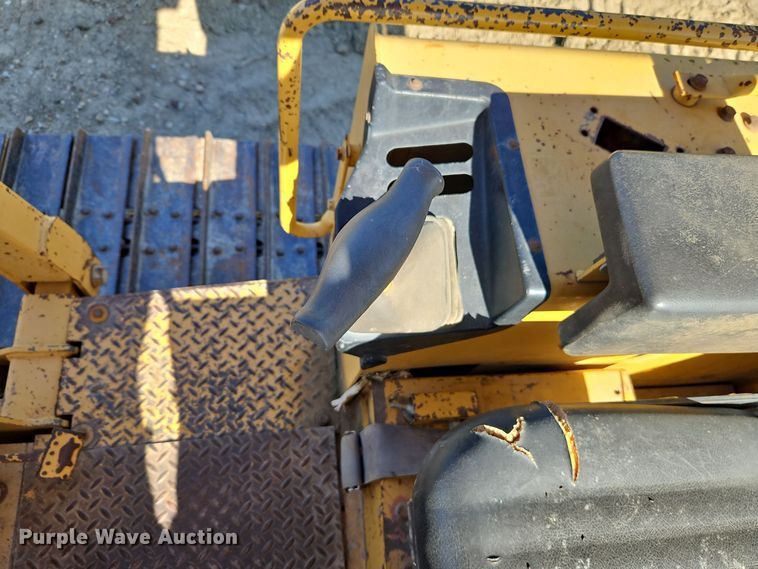 image for item DT7515 1995 John Deere 550G dozer