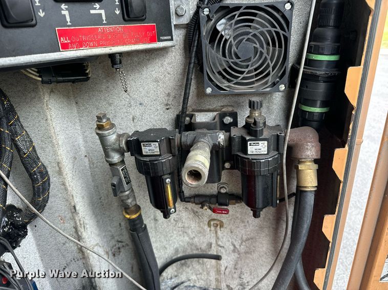 image for item DV5947 2008 GMC C5500 utility / service truck