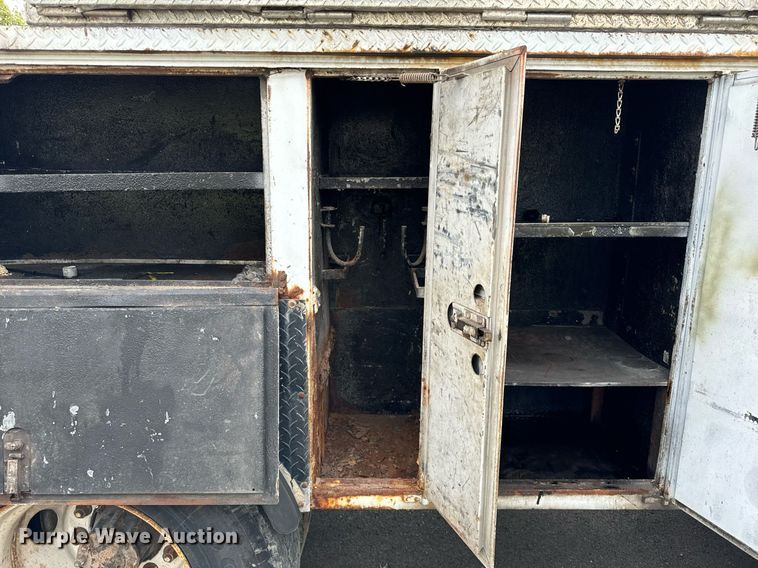 image for item DV5948 2004 Ford  F650 Super Duty  XL  utility / service truck