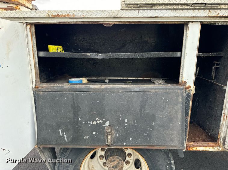 image for item DV5948 2004 Ford  F650 Super Duty  XL  utility / service truck