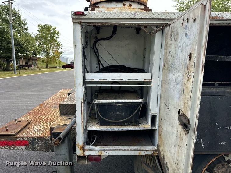 image for item DV5948 2004 Ford  F650 Super Duty  XL  utility / service truck