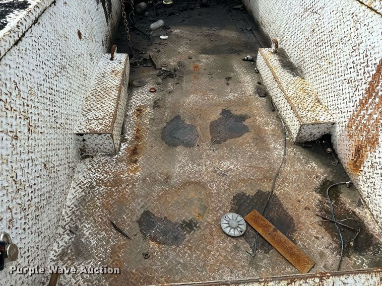 image for item DV5948 2004 Ford  F650 Super Duty  XL  utility / service truck