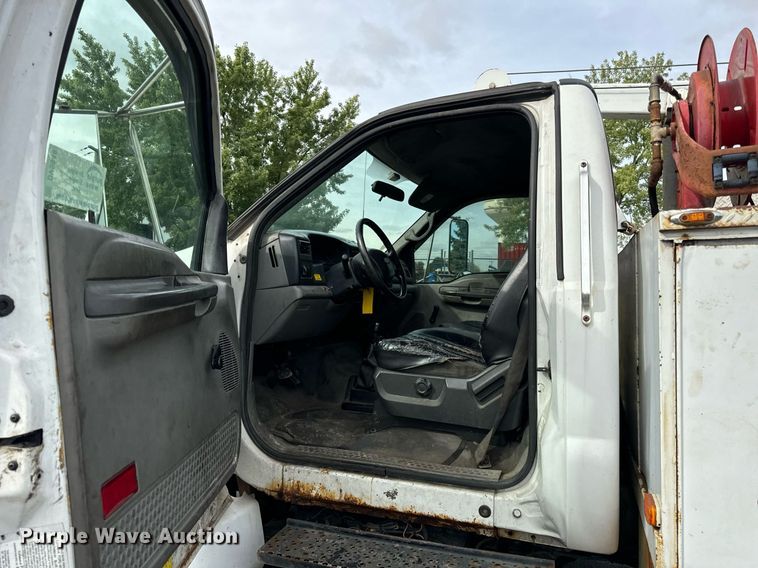 image for item DV5948 2004 Ford  F650 Super Duty  XL  utility / service truck
