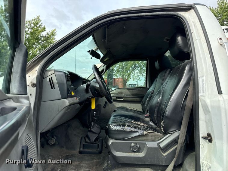 image for item DV5948 2004 Ford  F650 Super Duty  XL  utility / service truck