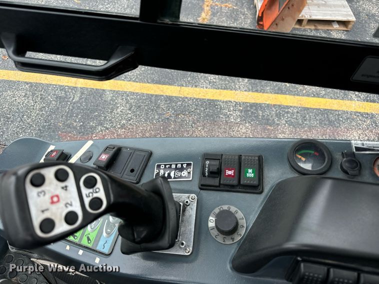 image for item DV5952 Holder C480 municipal tractor