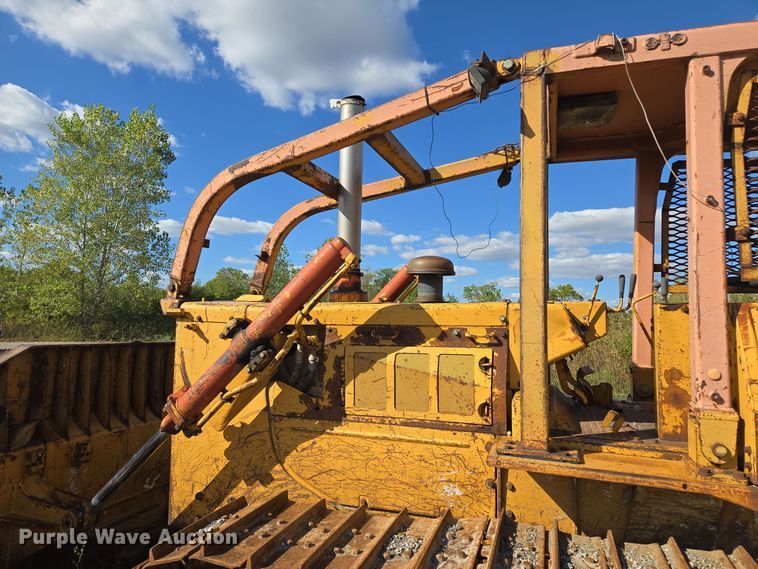 image for item EE8544 1984 Komatsu D65E-7 dozer