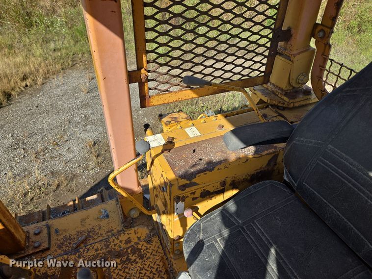 image for item EE8544 1984 Komatsu D65E-7 dozer