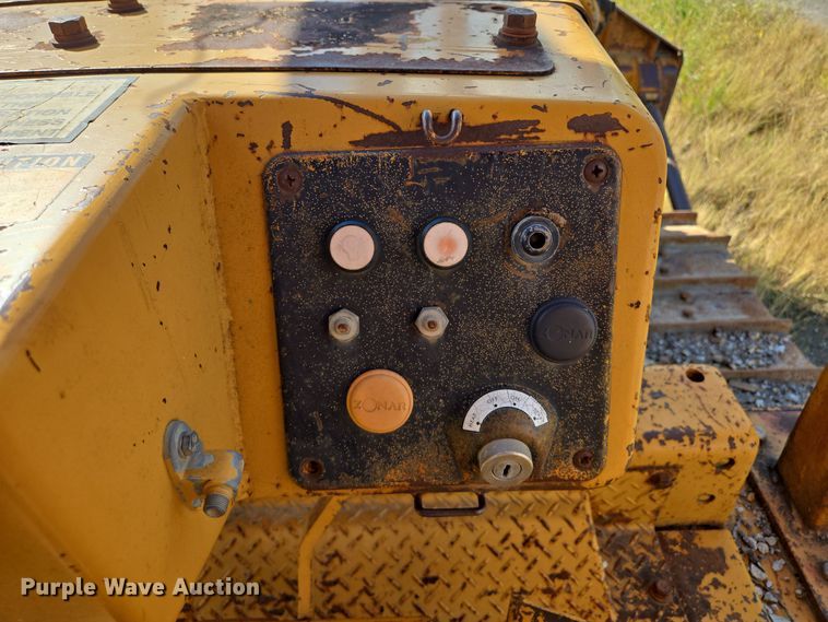 image for item EE8544 1984 Komatsu D65E-7 dozer