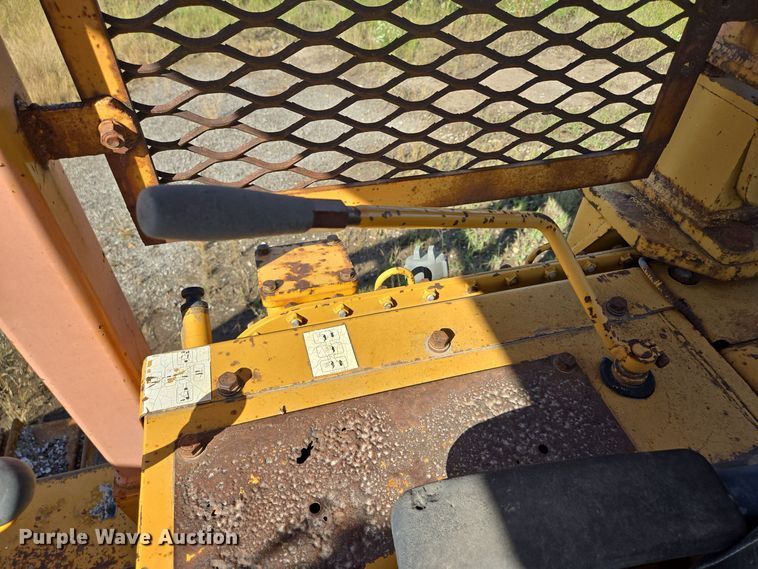 image for item EE8544 1984 Komatsu D65E-7 dozer